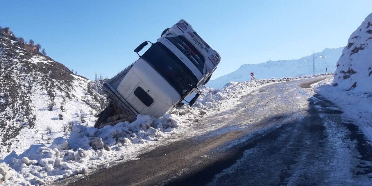 Siirt’te virajı alamayan odun yüklü kamyon devrildi
