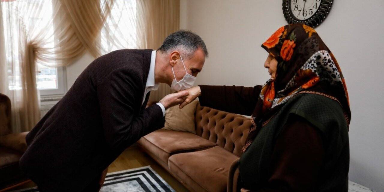 İnegöllü yaşlı kadın 10 yıldır askerler için çorap örüyor