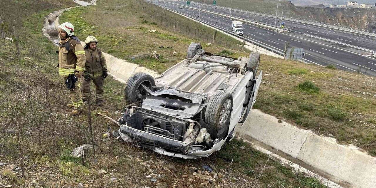 Sultangazi’de hafif ticari araç şarampole uçtu: 1 yaralı