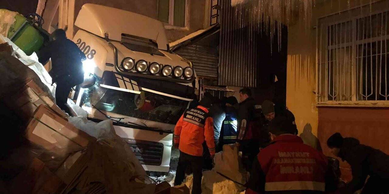 Yoldan çıkan tır evin bahçesine düştü