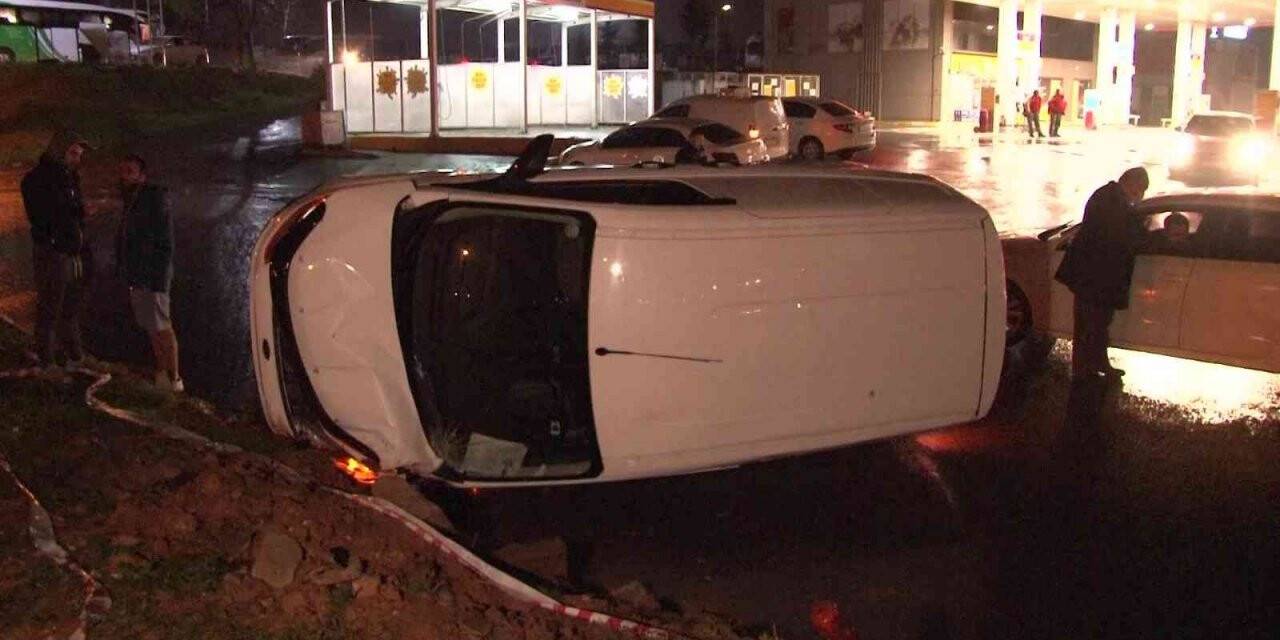Pendik’te virajı alamayan araç refüje çıkıp takla attı: 1 yaralı