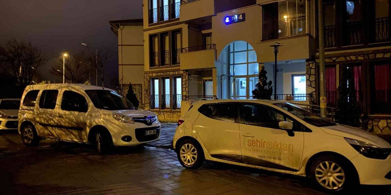 Genç kız, evinde silahla vurulmuş halde bulundu