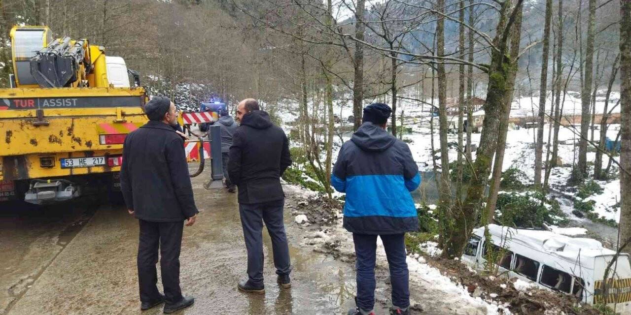 Rize’de tur minibüsü devrildi: 7 yaralı