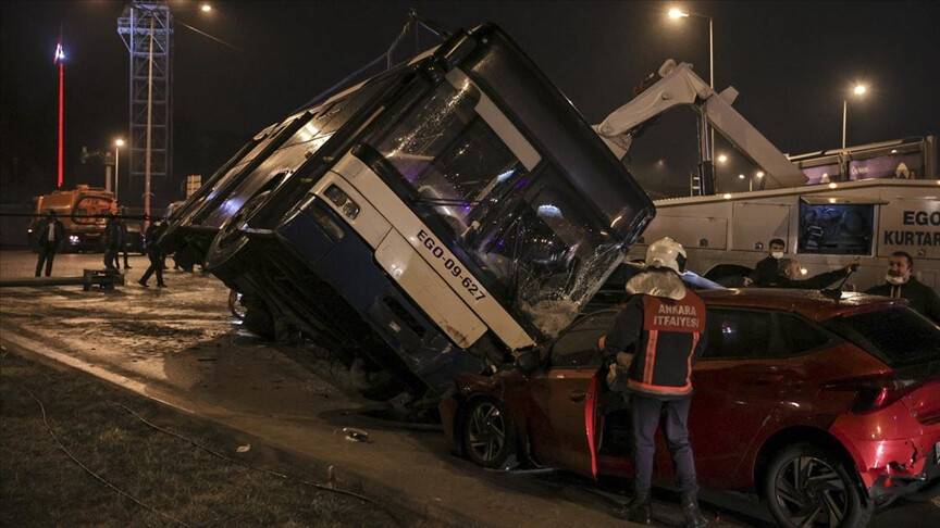 EGO otobüsü otomobillerin üzerine devrildi, 16 kişi yaralandı