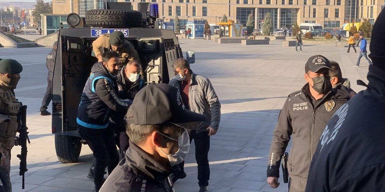 Husumetlisini bıçakla öldüren şahıs tutuklandı