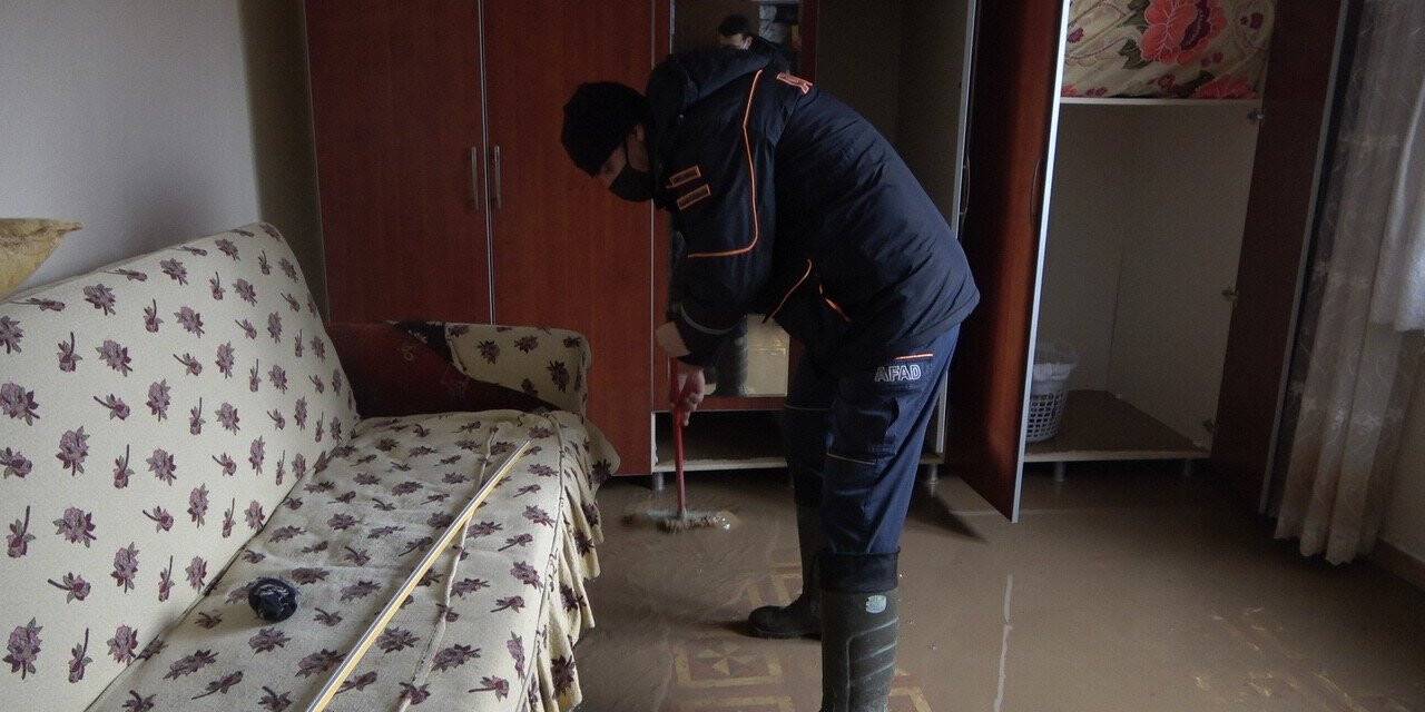 Selde hayat kurtaran kahramanlar bu kez evlerin temizliği için kolları sıvadı