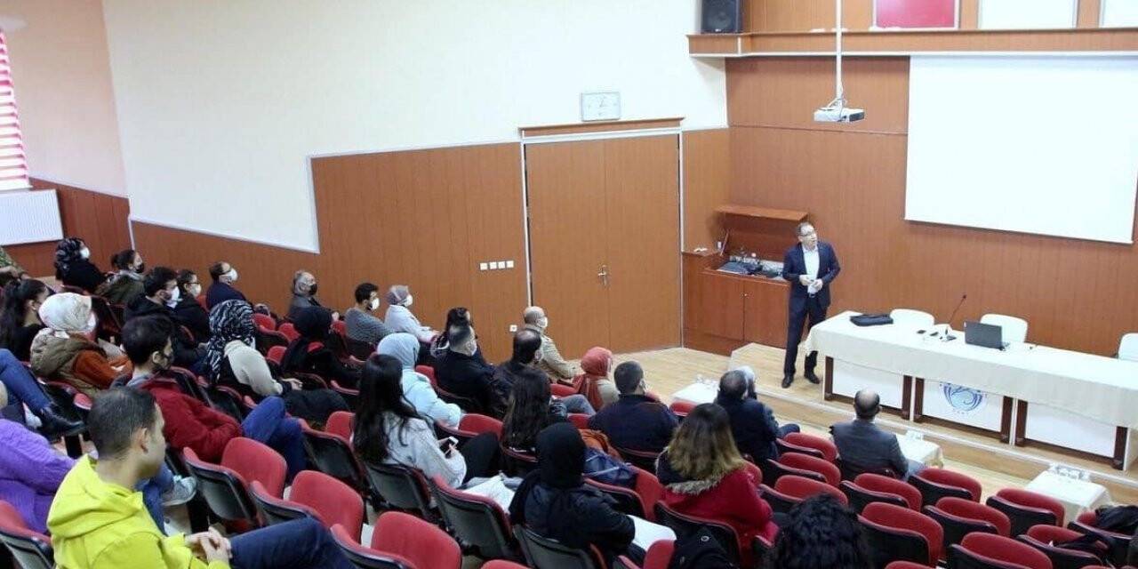 Üniversitede “Altın Oran ve Leonardo Fibonacci” semineri verildi