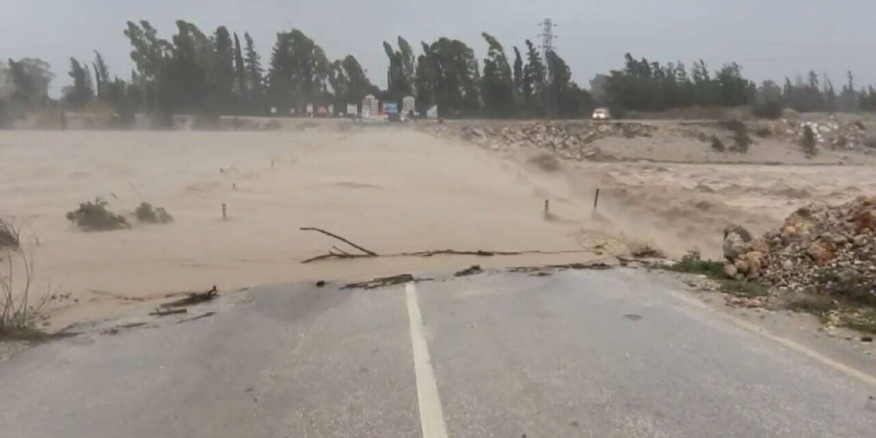 Boğaçay’ı taştı, kapatılan köprünün üzerinden sular aştı