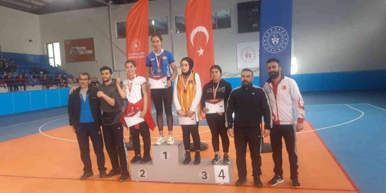 Hakkarili sporcular 7 madalya ile döndü