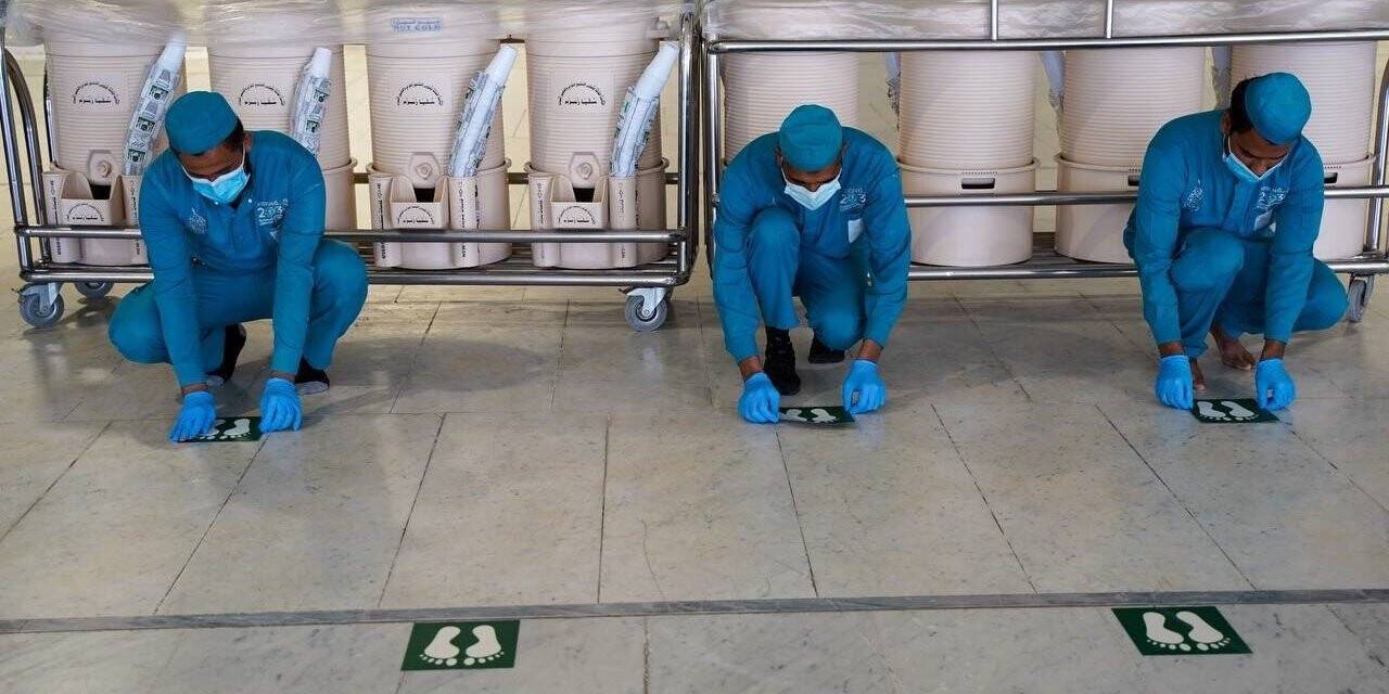 Mescid-i Haram ve Mescid-i Nebevi’de sosyal mesafe uygulaması yeniden başladı