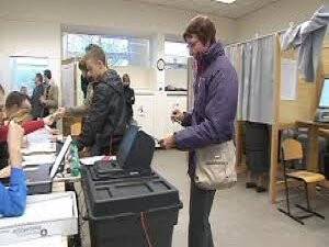 Ukrayna’nın doğusunda seçim sandıkları rehin