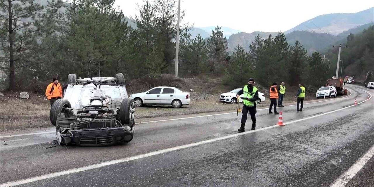 Takla atan otomobil sürücüsü yaralandı
