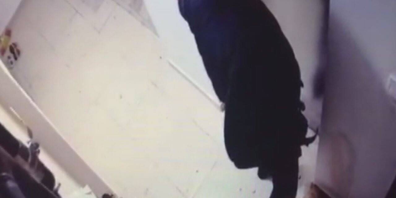 5 ay boyunca komşusuna kabus yaşattı: Daire kapısına çöp attığı ve idrarını yaptığı anlar kameraya yansıdı