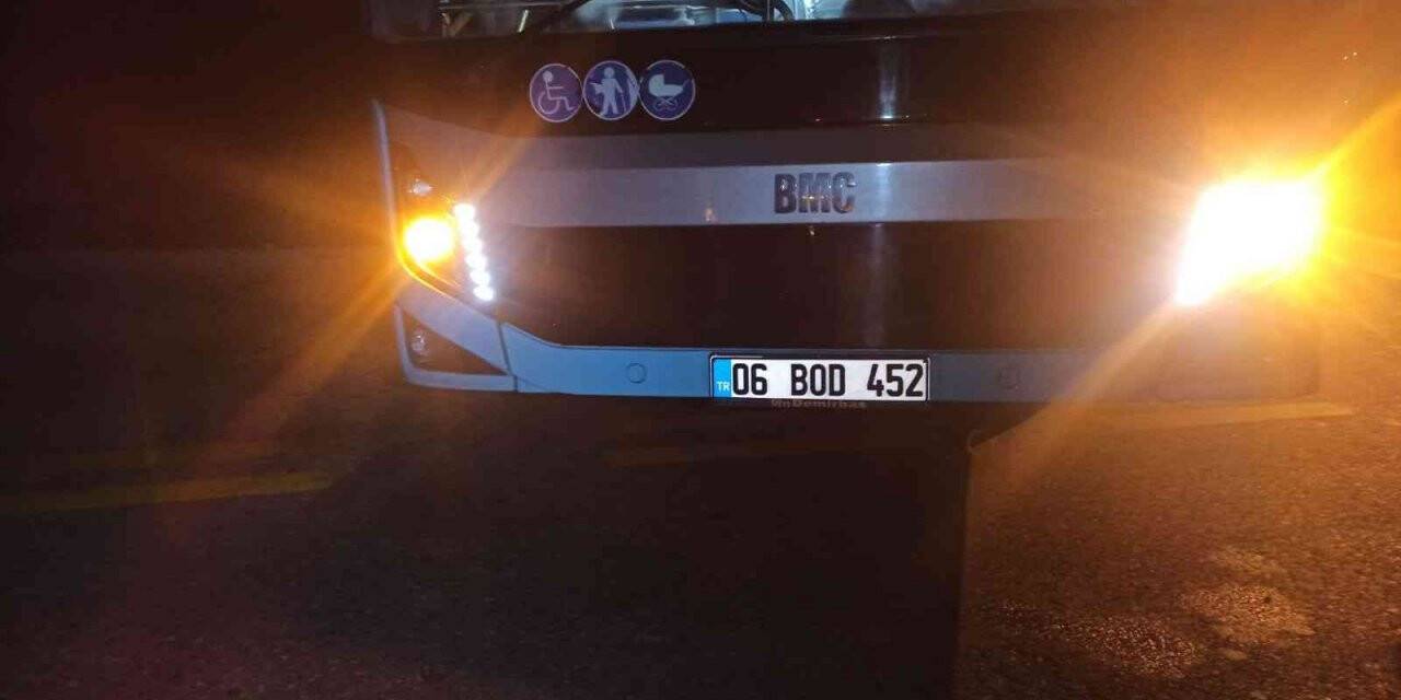 Ankara’da şoförünün direksiyon hakimiyetini kaybettiği halk otobüsü tarlaya düştü