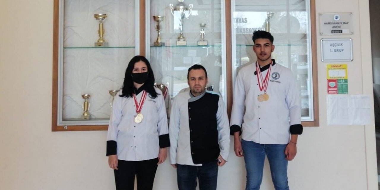 PAÜ’lü öğrenciler gastronomi yarışmasından ödülle döndü