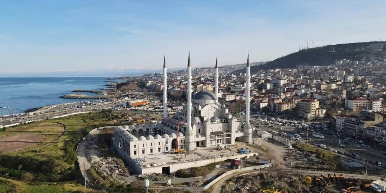 Doğu Karadeniz’in en büyük cami ve külliyesi için bir araya geldiler