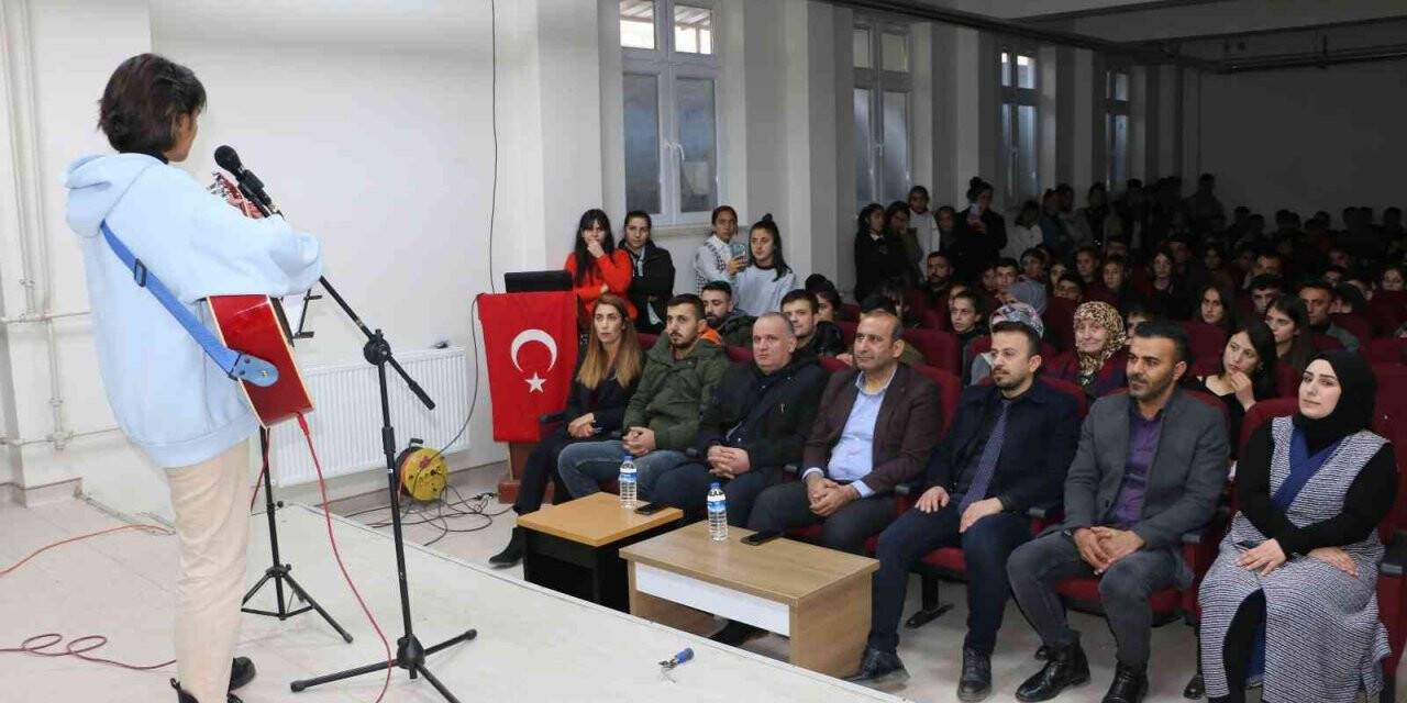 Şırnaklı öğrenciler "kadın" ve  "nükleer santraller" konularıyla tiyatro da sahne aldı