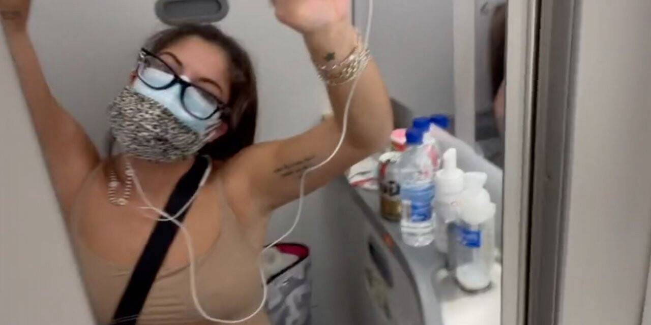 Covid-19 testi pozitif çıkan yolcu, kendini uçak tuvaletinde 5 saat izole etti