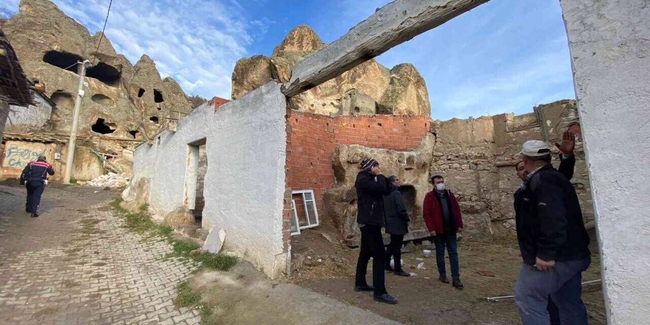 Tarihi eserlerin yanına yapılan yapılar yıkılmaya başlandı