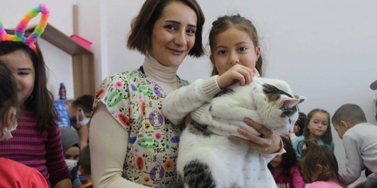 Minik öğrencilere hayvan sevgisi aşılanıyor