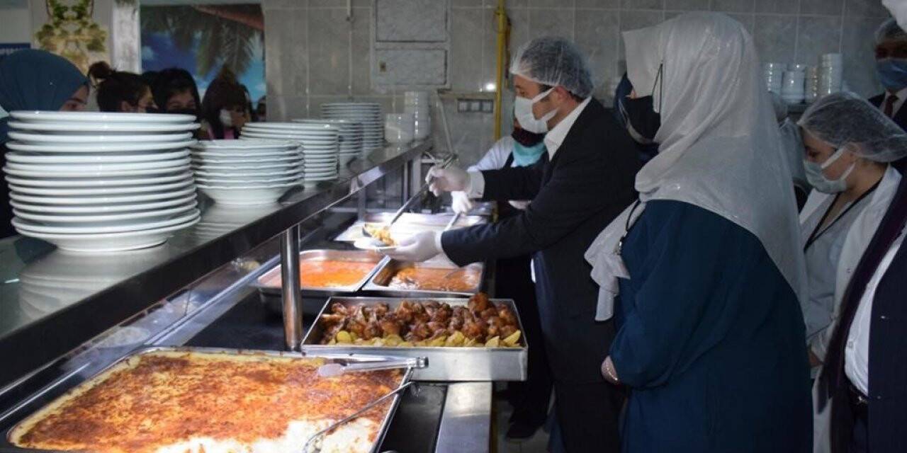 Kredi ve Yurtlar Kurumu Genel Müdür Yardımcısı Özdemir öğrencilere yemek dağıttı