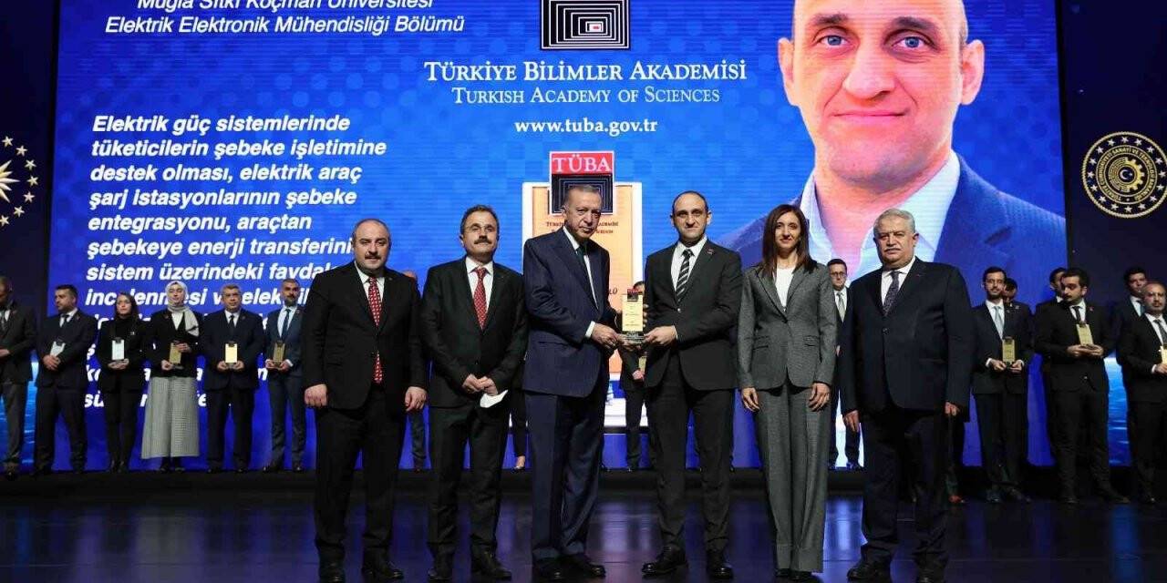 MSKÜ’lü Akademisyen ‘TÜBA Bilim Ödülü’nü Cumhurbaşkanı Erdoğan’dan aldı