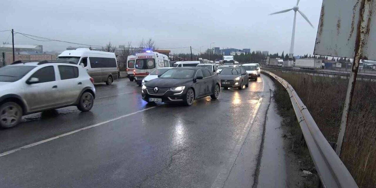 Arnavutköy’de işçi servisi ile tır çarpıştı: 10 işçi yaralandı