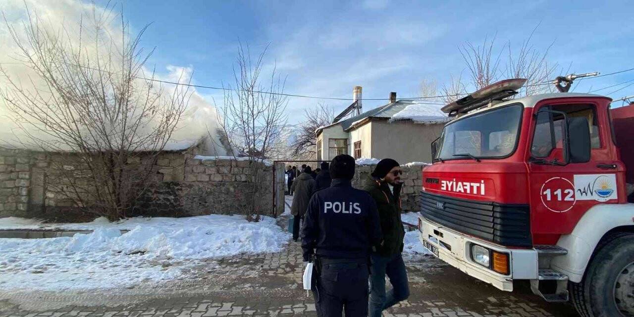 Muradiye’de odunluk yangını