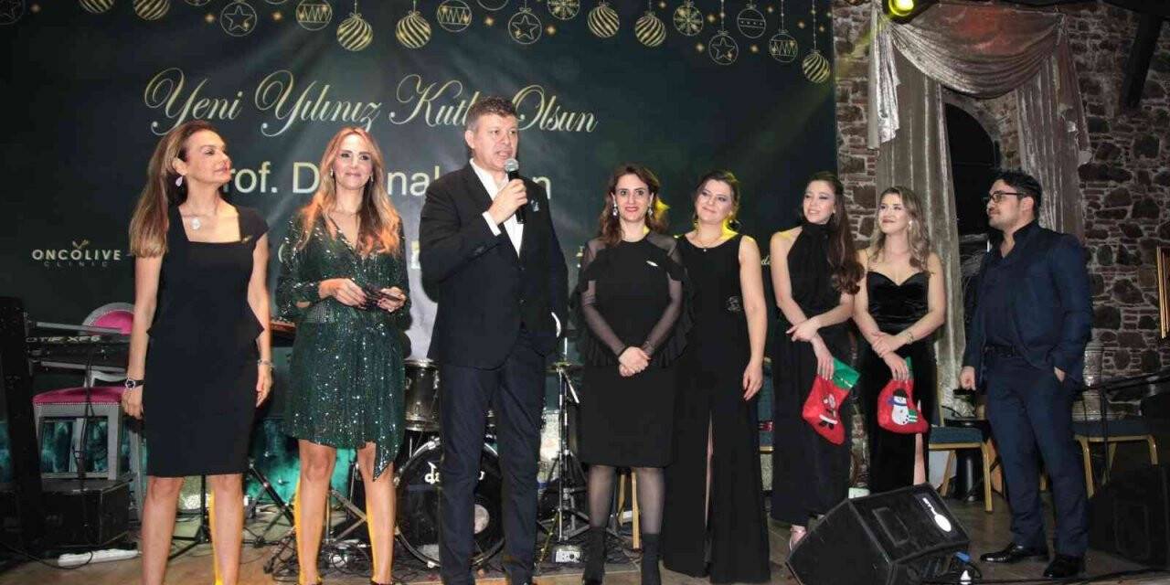 İzmir’de sağlık çalışanları yılbaşı yemeğinde buluştu