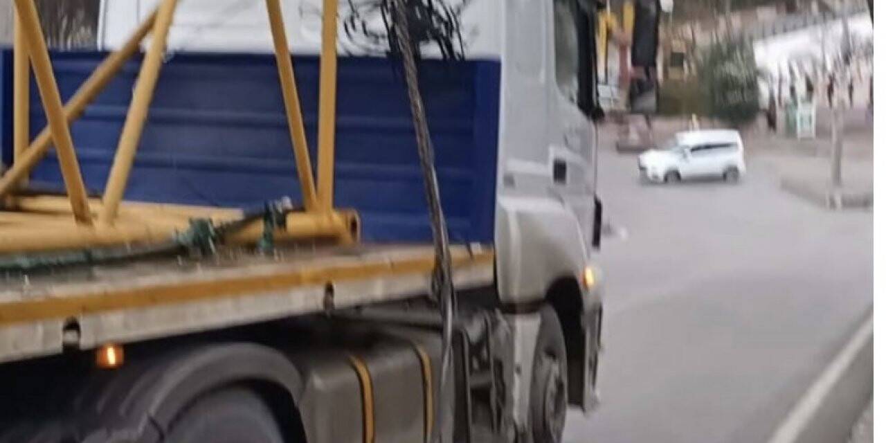 Tır elektrik tellerini kopardı, tehlikeye davetiye çıkardı