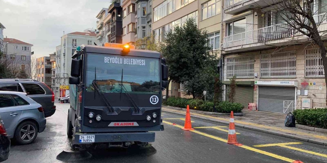 Beyoğlu’nda tarihi dar sokakların temizlik işi milli teknolojiyle çözüldü