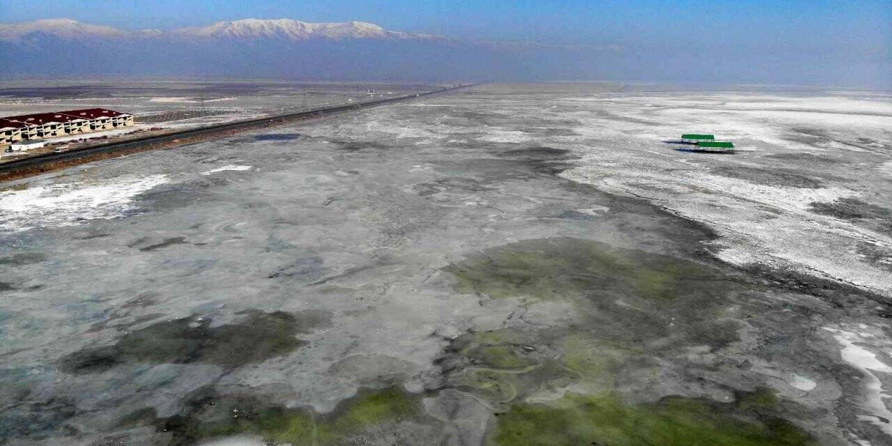Buzla kaplanan Erzurum Ovası manzarasıyla mest etti