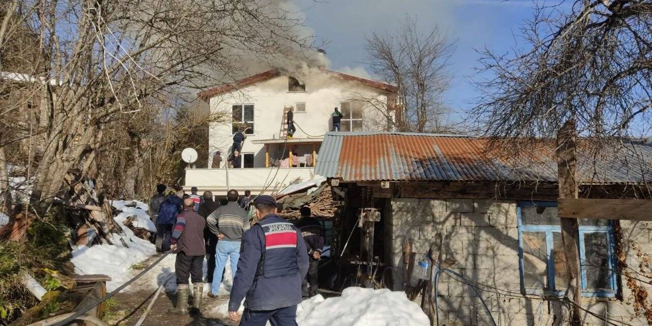 İki katlı binada korkutan yangın