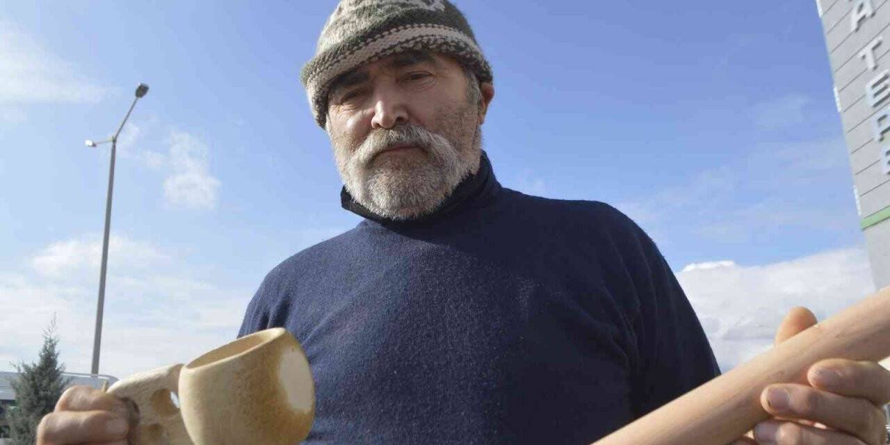 Doğada bulduğu ağaç köklerini bu hale getiriyor