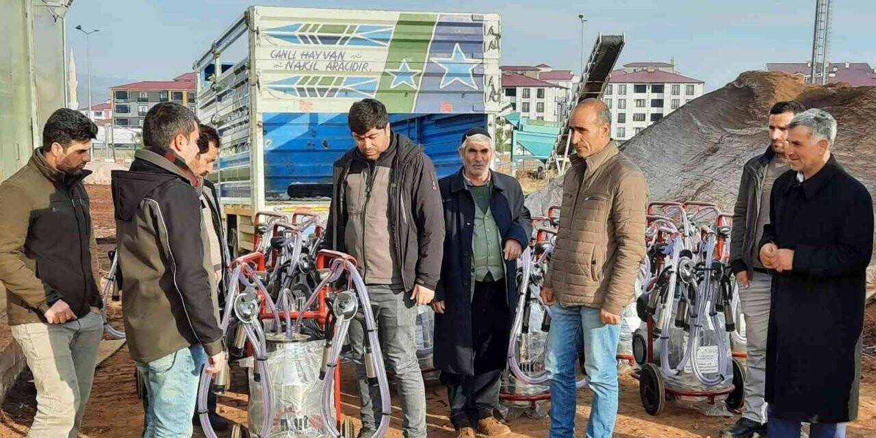 Bingöl’de üreticilere süt sağım  makinesi dağıtıldı