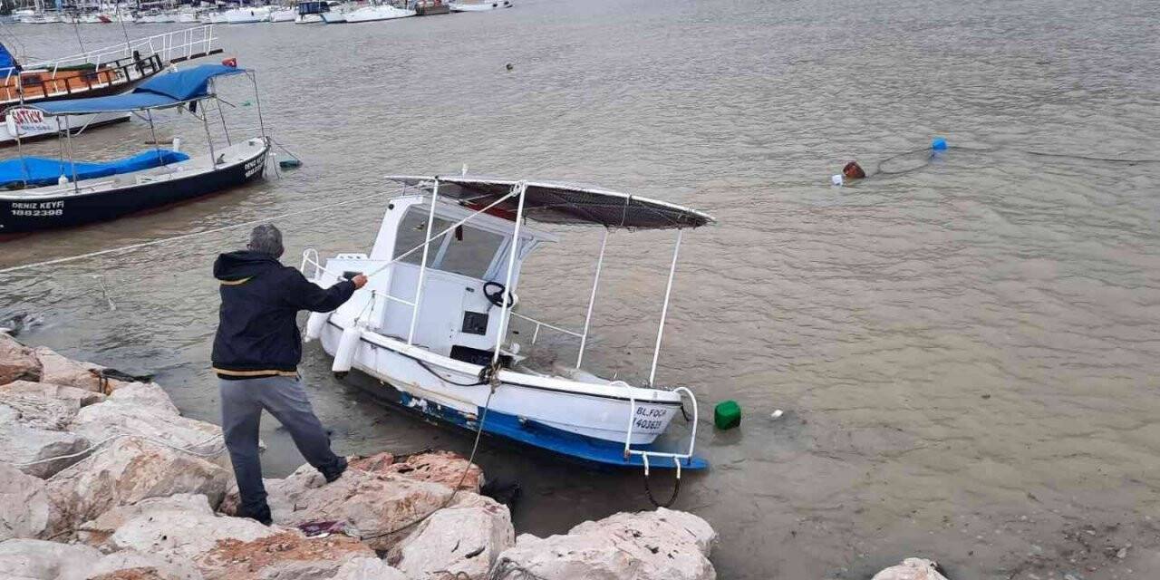 Kırmızı Kod ile uyarılan Finike’de tekne battı