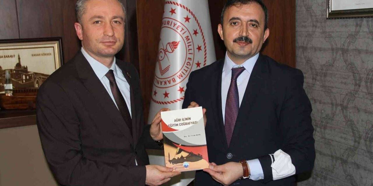 AİÇÜ Rektör Yardımcısı Prof. Dr. Kaya, Kökrek’e kaleme aldığı kitaplarını hediye etti