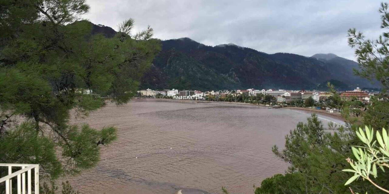 Marmaris’te denizin rengi kahverengiye dönüştü