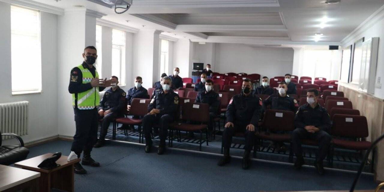 Birlik personellerine güvenli sürüş kuralları anlatıldı