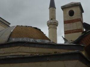 Medresenin kurşun levhalarını çalarken yakalandı