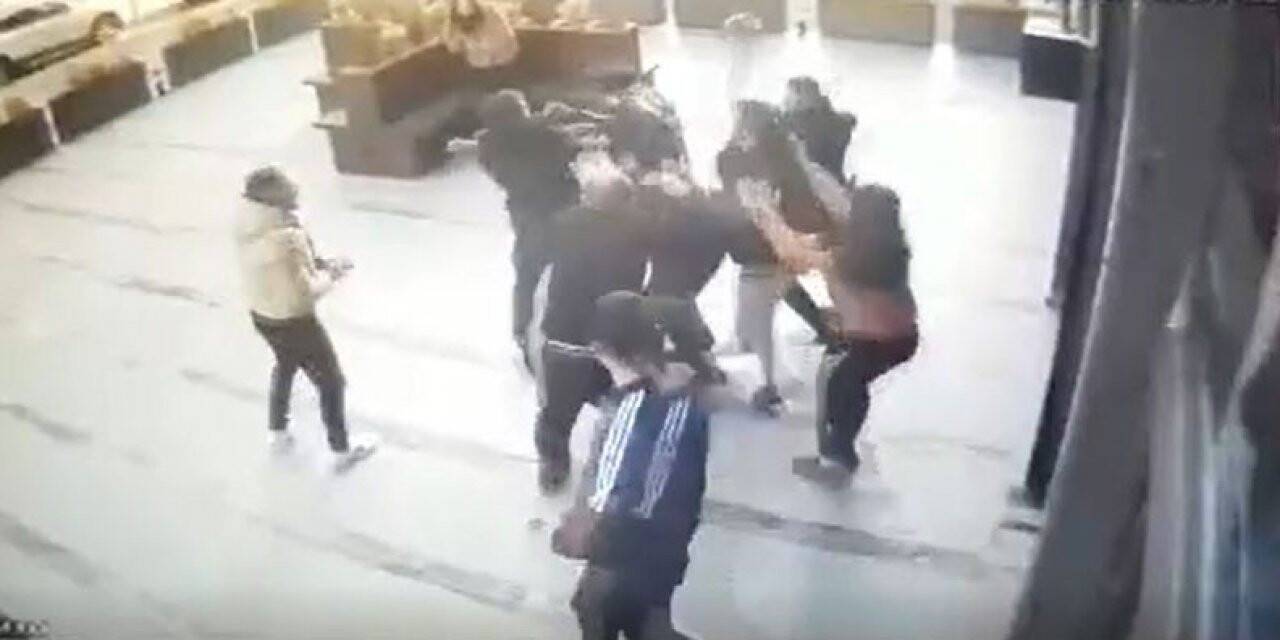 15 kişi tek kişiye saldırdı, araya girenlere bıçak çektiler