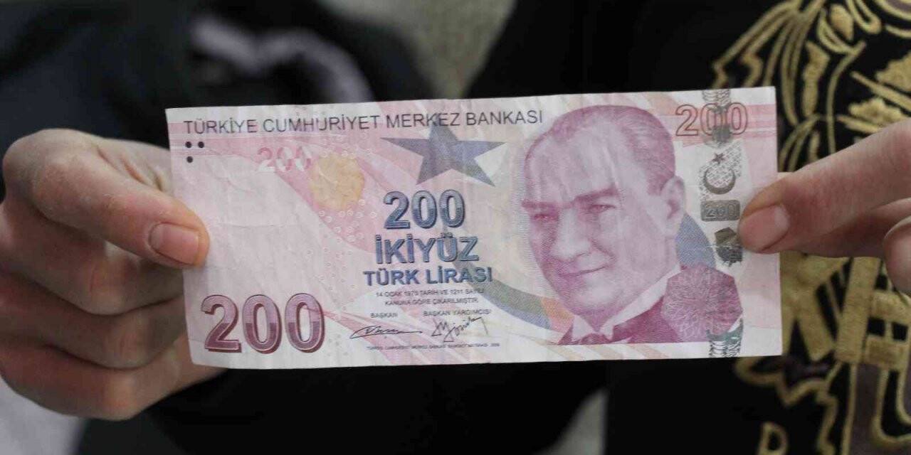 Sahte para, komşusunun parayı bozmasıyla fark edildi