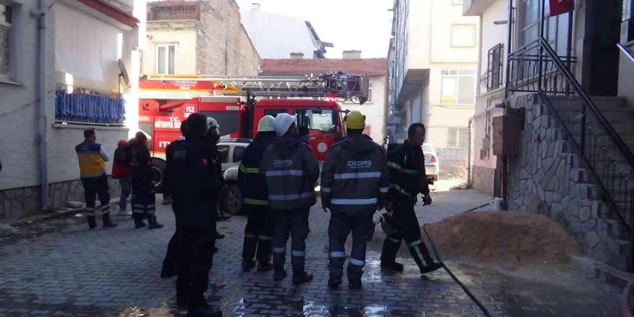 Kütahya’daki yangında 3 kişi dumandan etkilendi