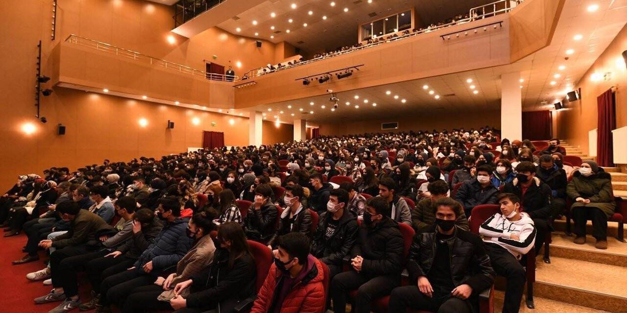 Pursaklar Belediyesinin hazırladığı “İstiklal” oyununa gençlerden tam not