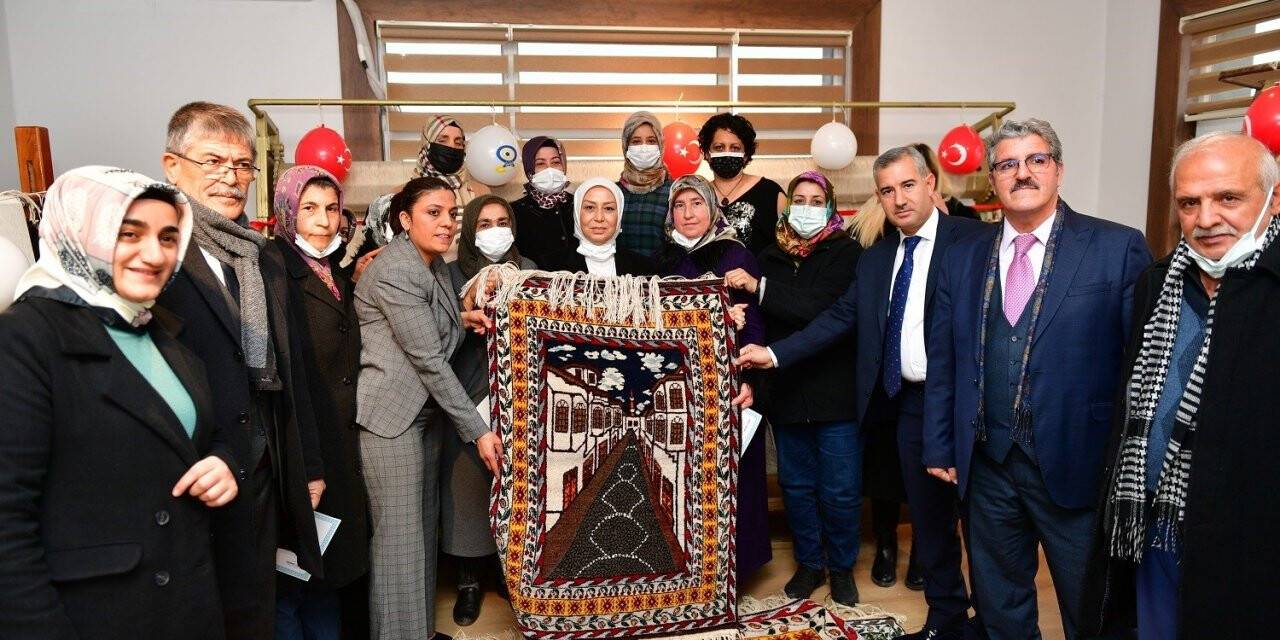 Malatya ve Yeşilyurt’un simgelerinin yer aldığı halılara yoğun ilgi