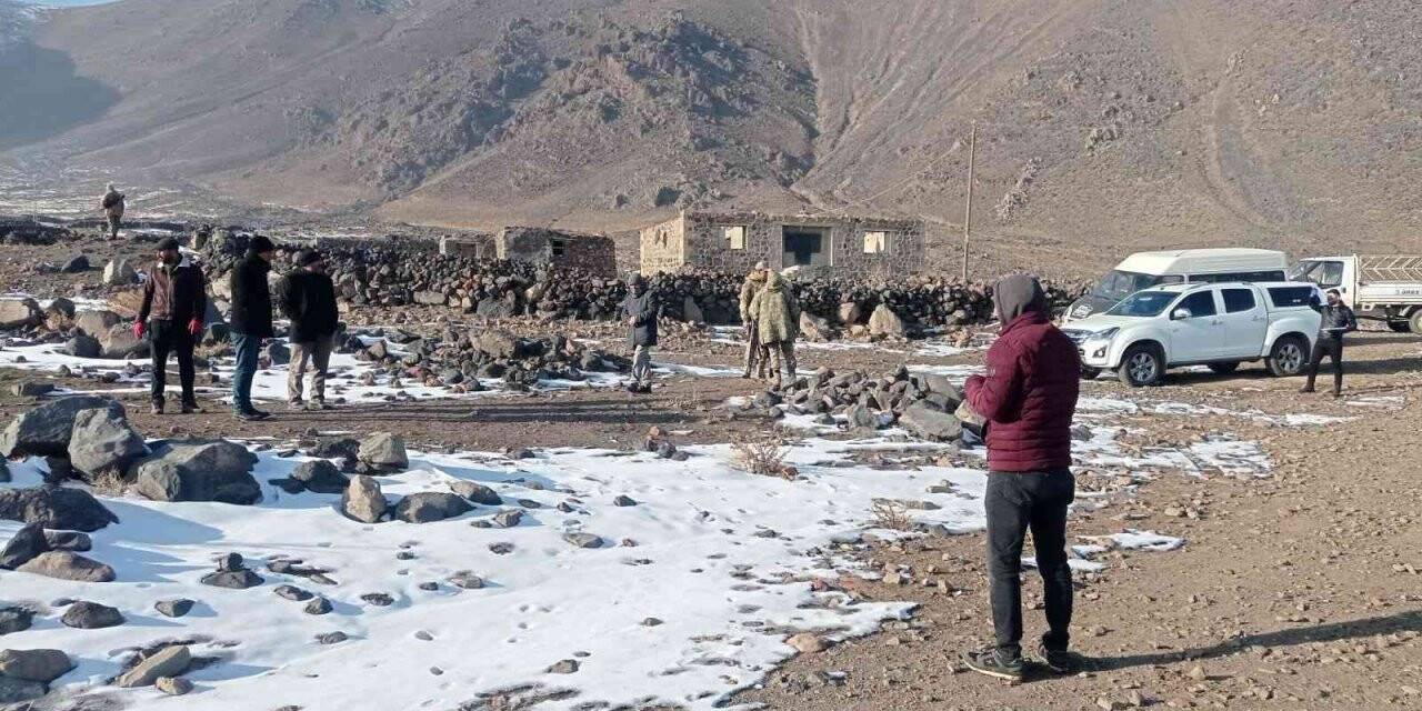 Kışın boşalan köye dadanan hırsızlar, para edecek ne varsa hurdacıya sattılar