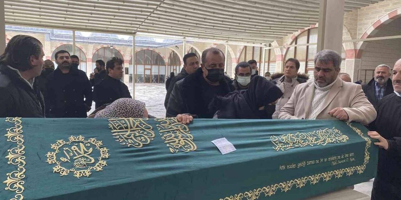 Ünlü şarkıcı Ceylan’ın acı günü