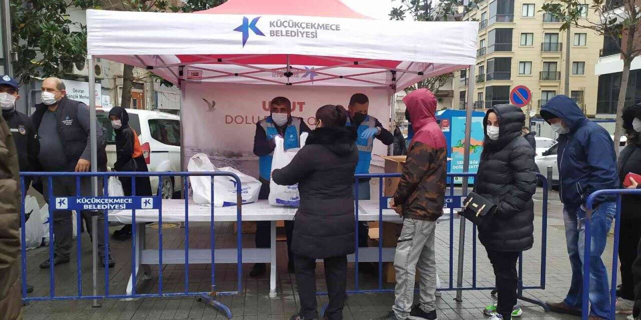 Küçükçekmece’de yılbaşı için vatandaşlara özel gıda paketi dağıtıldı