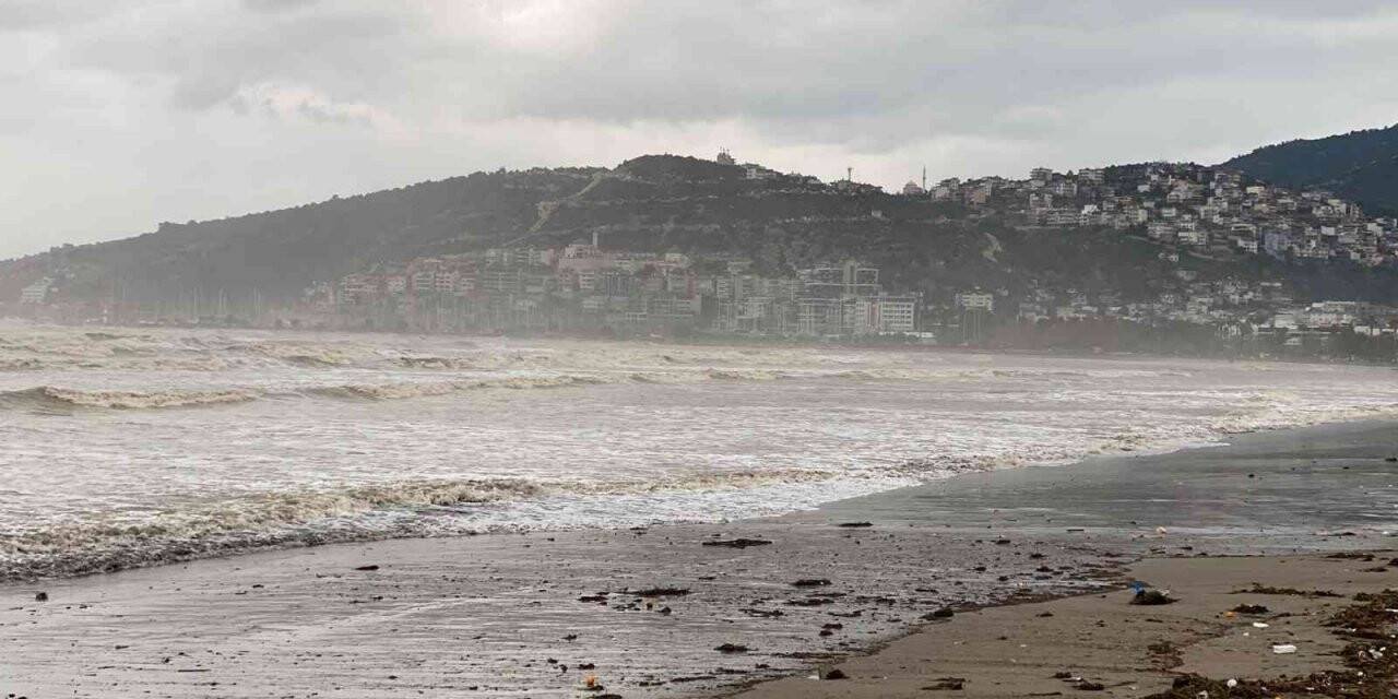 Kırmızı Kod’lu Finike’de deniz kahverengiye döndü