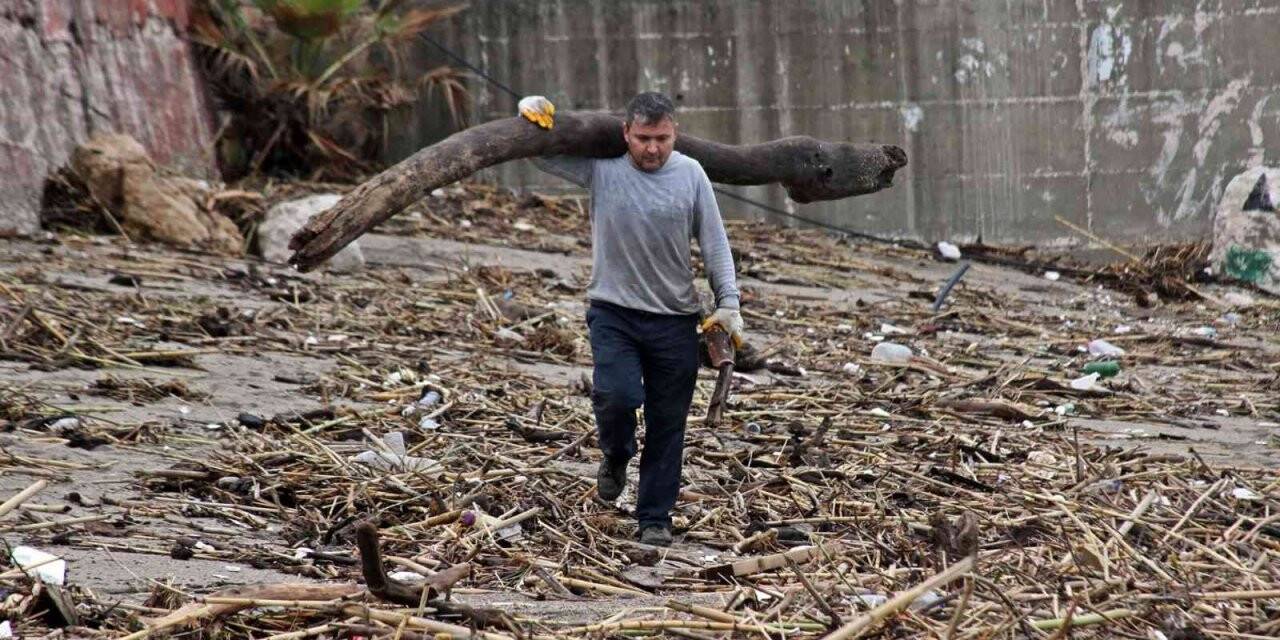 Antalya’yı eve kapatan fırtına, pide ustasına yakacak getirdi